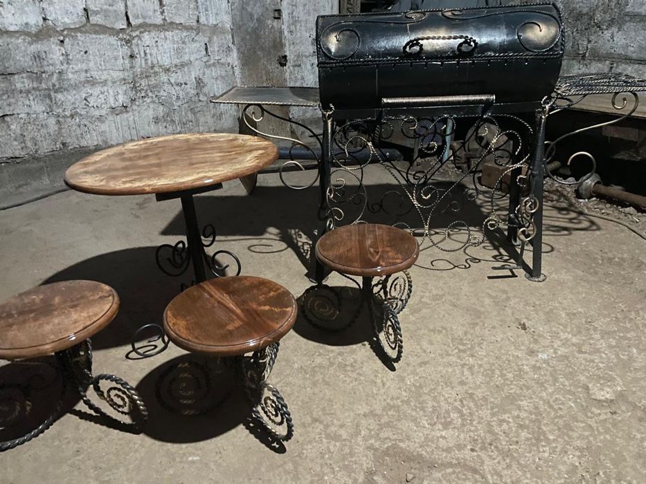 Круглый стол с тремя  табуретками + мангал (ручная работа)