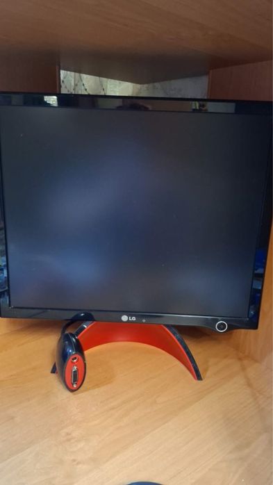 Монитор  компьютерный ЛЖ . В  рабочем состоянии