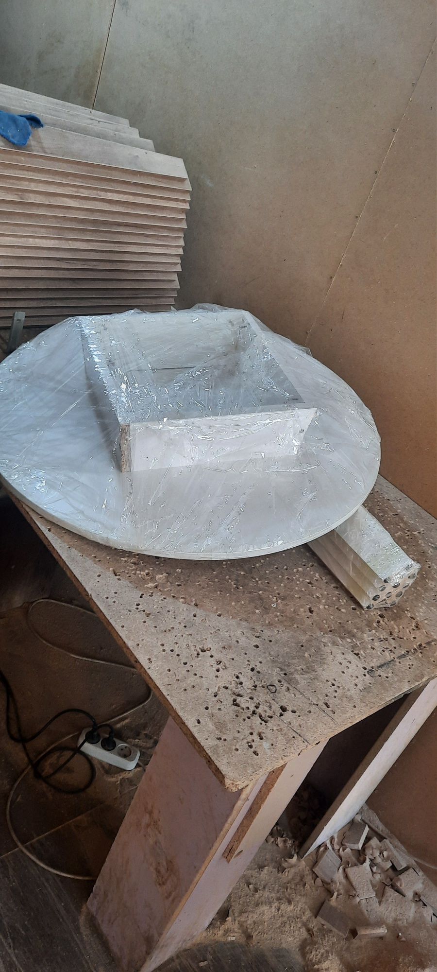 Продам круглые столы.