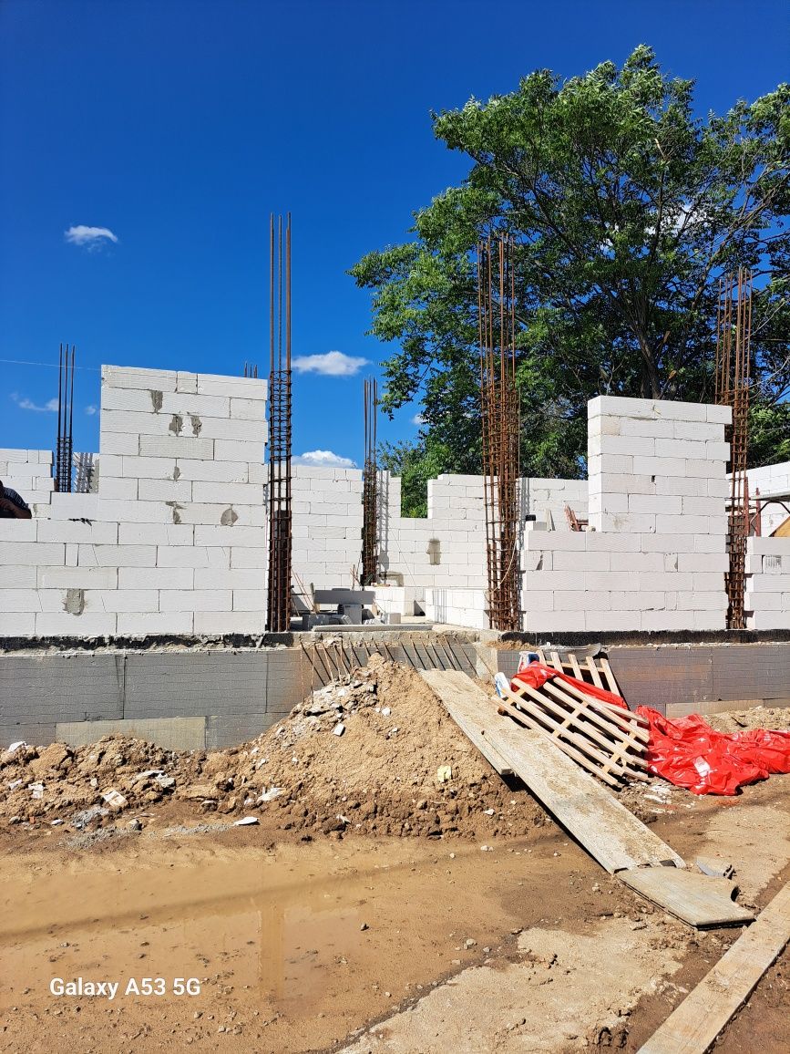 Construcții case la rosu și la cheie