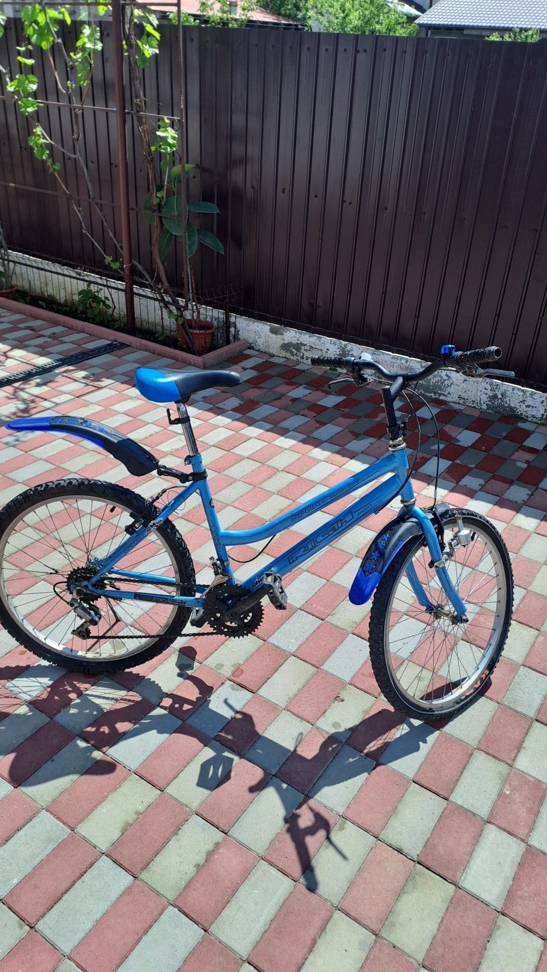 Vând bicicleta albastra