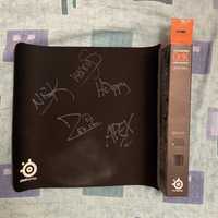 Mousepad Steelseries QcK semnat de toti membrii echipei de CS:GO Envy