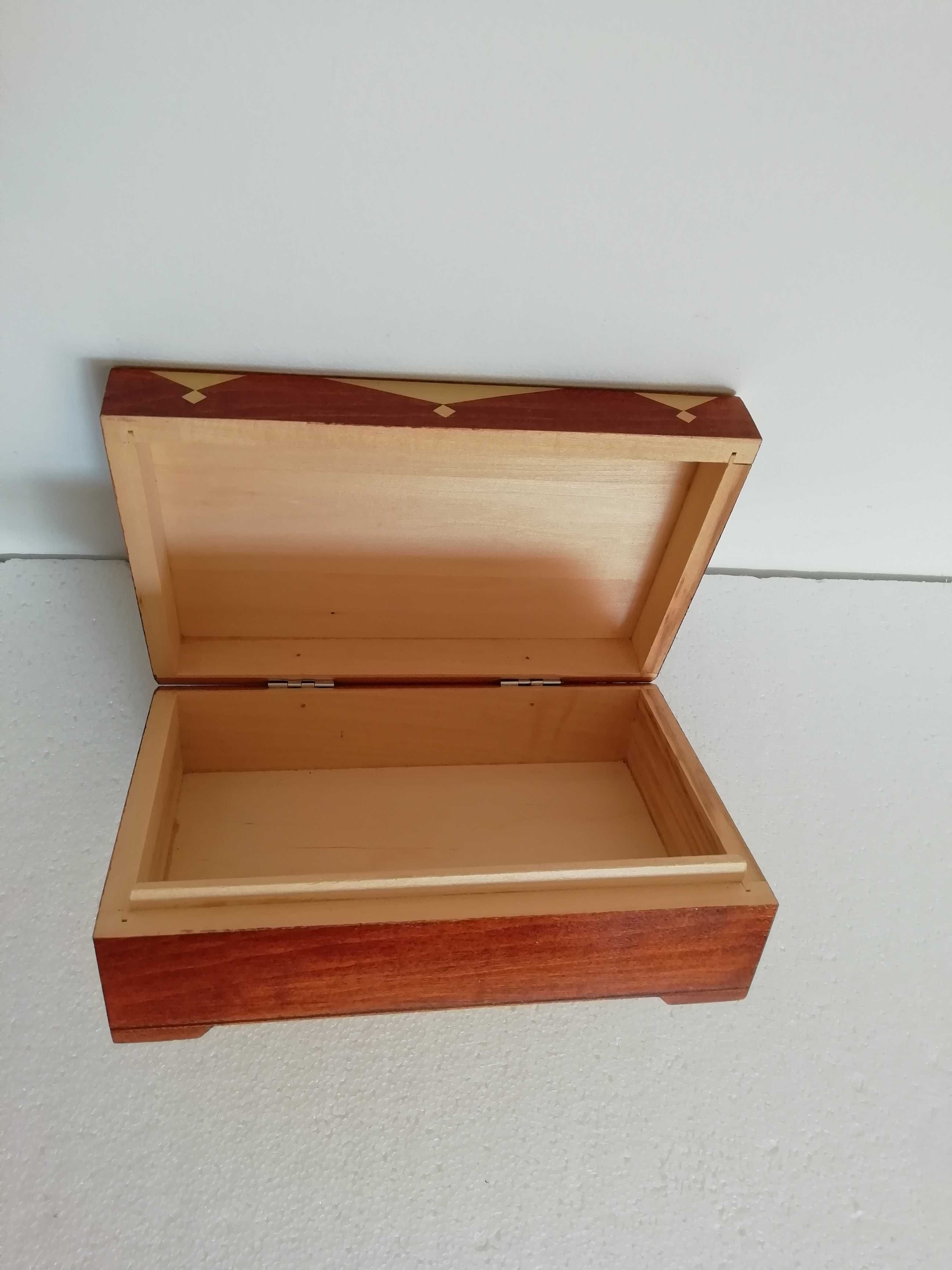 Красива дървена кутия за бижута