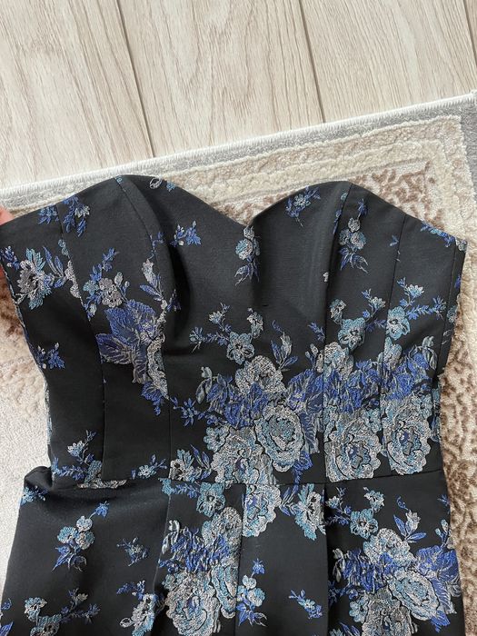 Salopeta cu corset brodată cu flori.