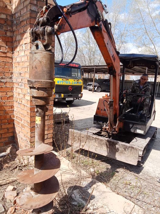 ямобур, буроям, миниэкскаватор. есть эвакуатор, вышка, манипулятор