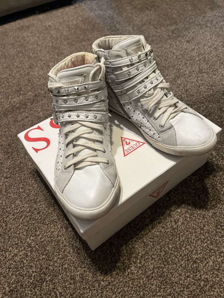 Бели кецове Guess