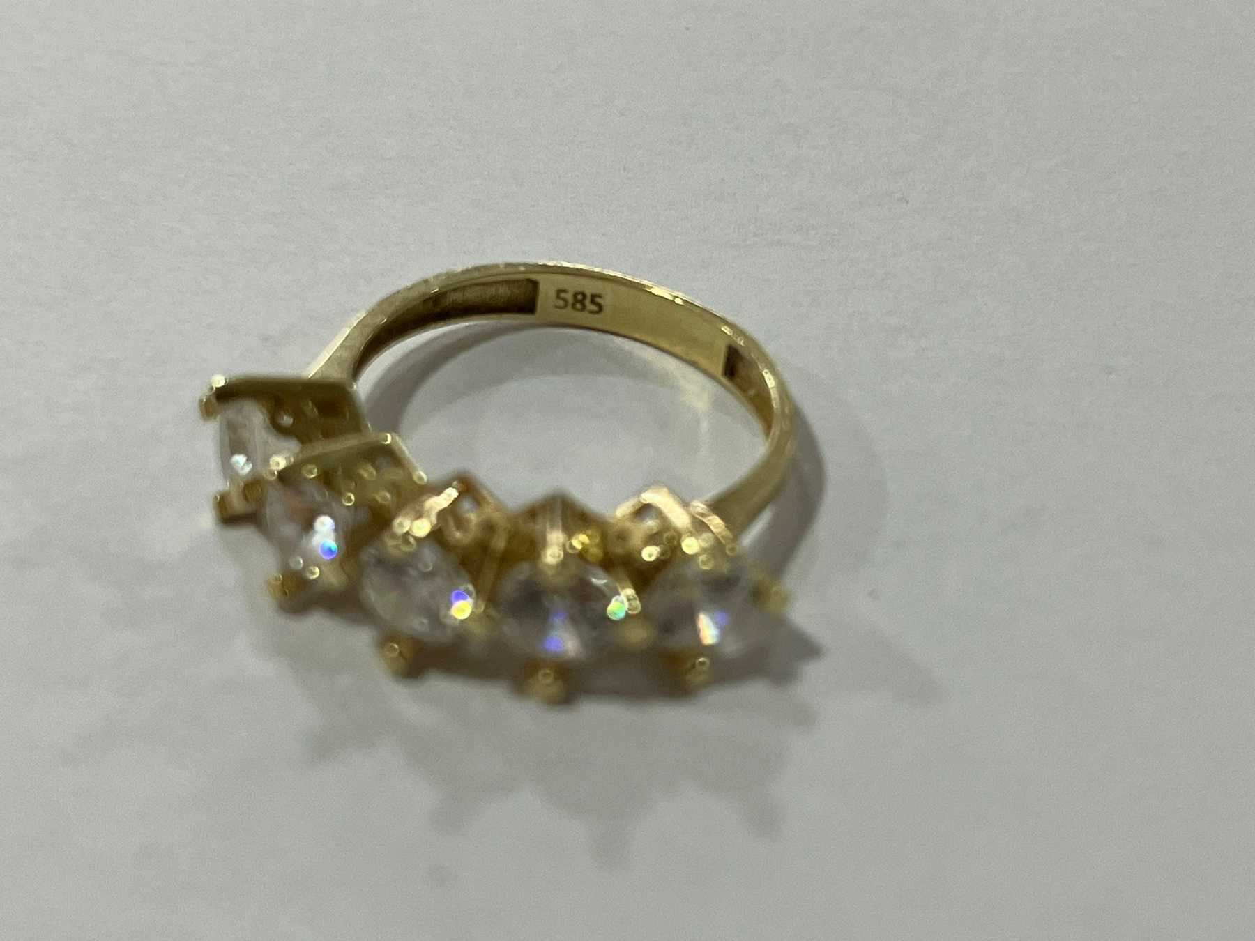Продавам елегантен златен женски пръстен / 3.9гр. / 14к.