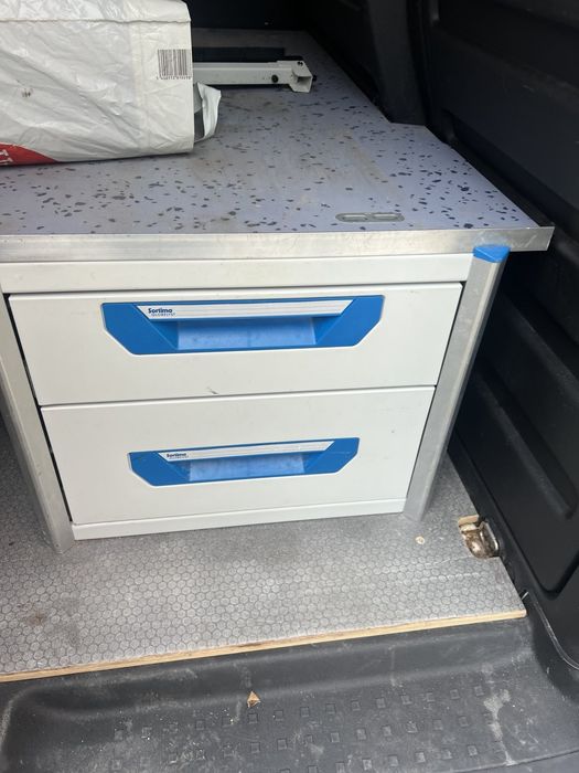 Шкафчета с чекмеджета за баничарка