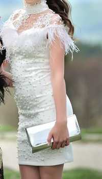 Бяла рокля с перли