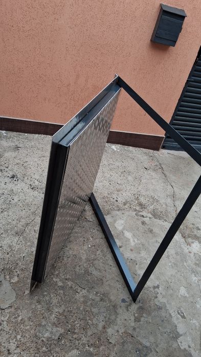 Vând ușă de beci hidrofor.