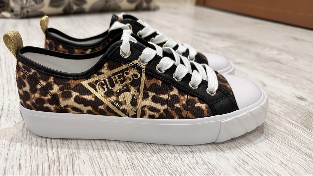 Нови дамски кецове Guess