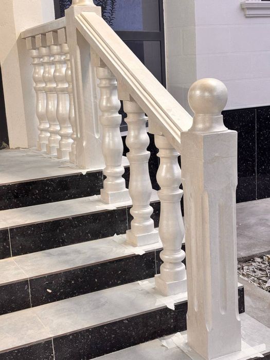 Балясины, перила, тумбы из натурального камня