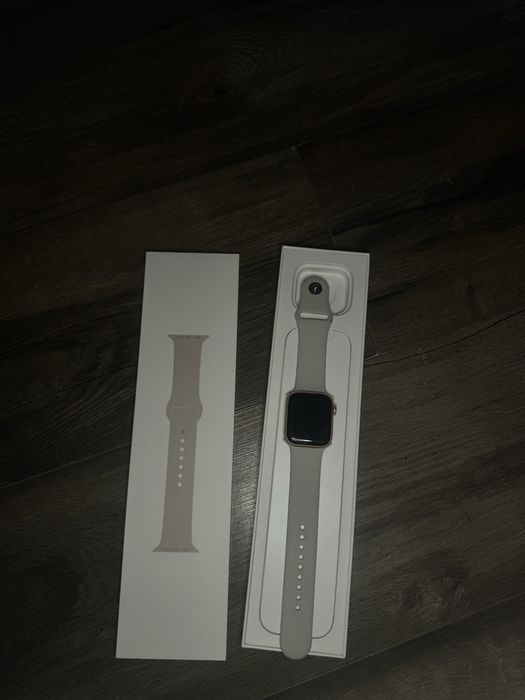 Продам Смарт-часы Apple Watch SE,S/M 40 мм бежевый