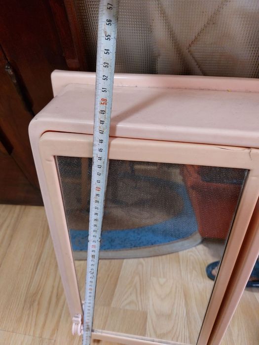 Продавам употребявано шкафче за баня.