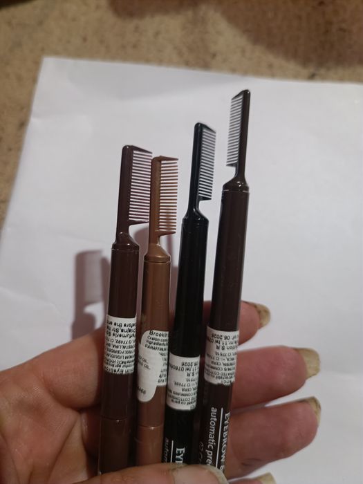 Creion contur sprancene