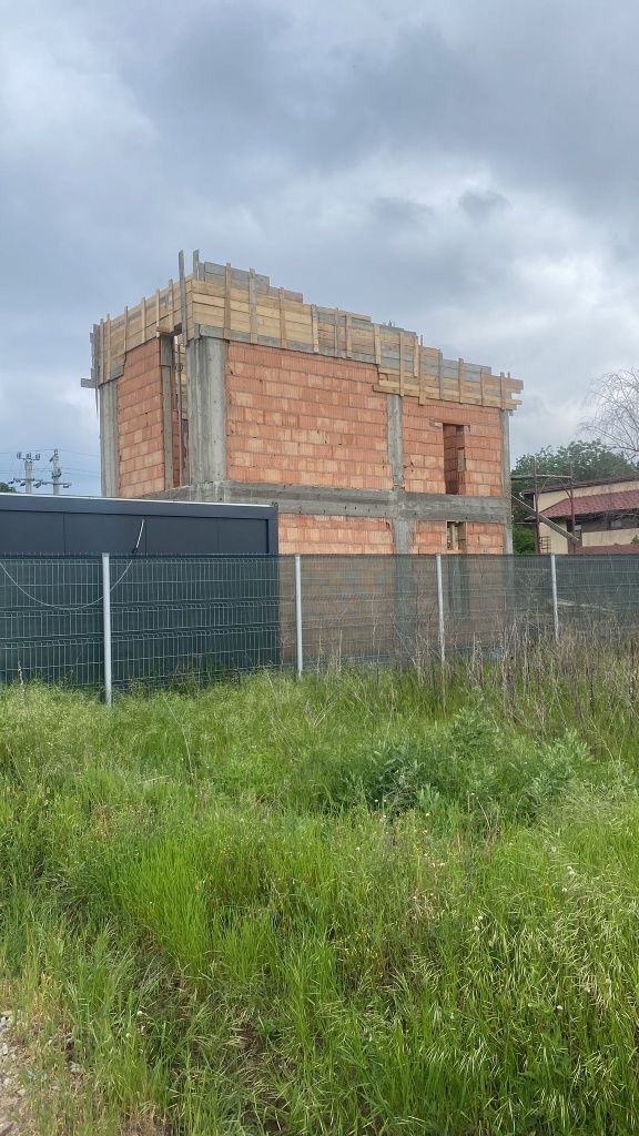 Executam case la rosu