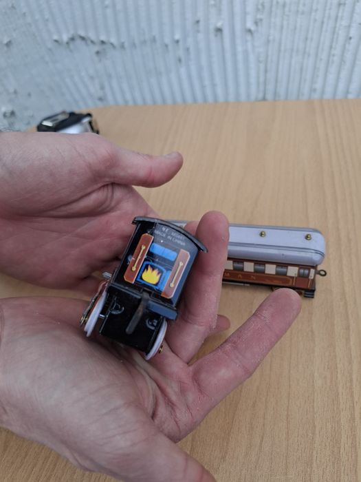 Локомотиви метални навиващи се с ключ