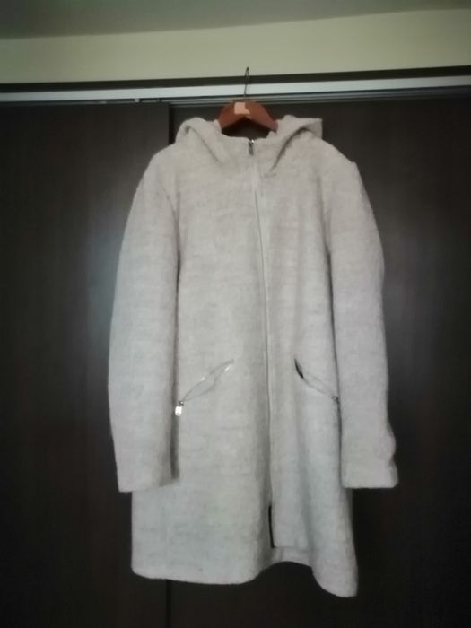 Vând fi urgent haina de stofa crem cu gluga stareffbuna