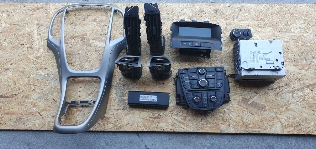 Grilă / consolă Opel Astra J bloc lumini /  panou AC radio MP3 confort