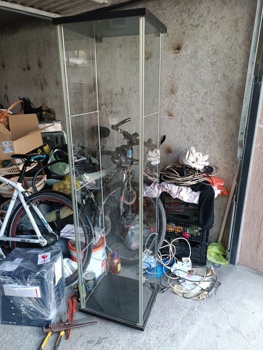 Продавам стъклена витрина