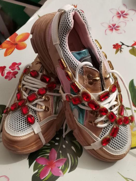 Pantofi sport cu pietre