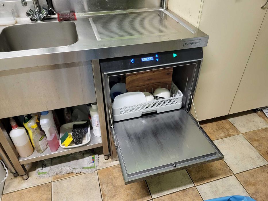 Професионална миялна с умивалник и душ за изплакване