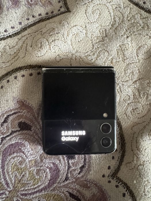 Продам смартфон самсунг z-flip 3