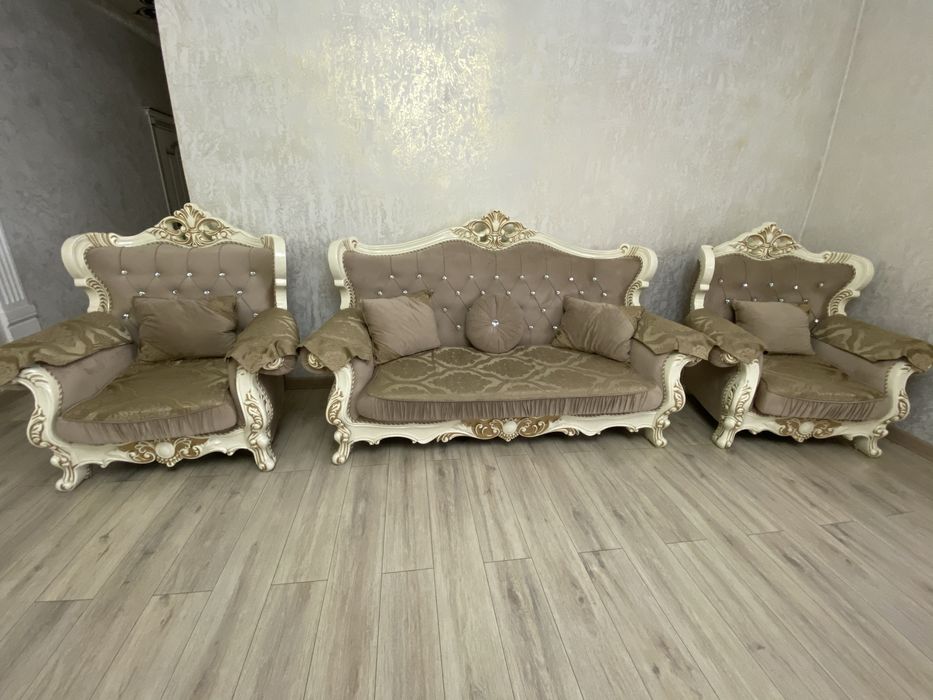 Диван и 2 кресла  королевский стиль