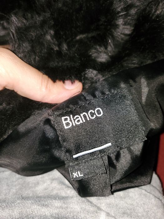 Vand haina de blana artificiala