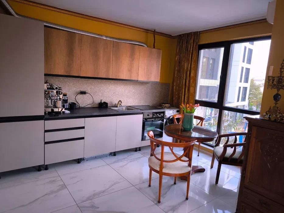 Тристаен, под наем, Център