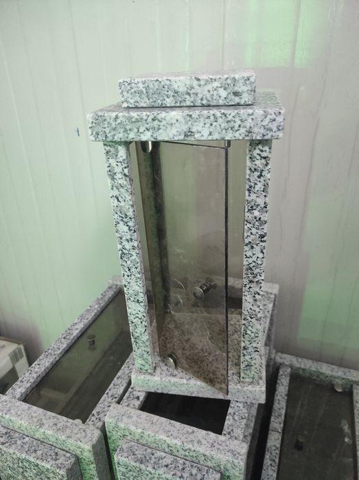 Vand felinare din marmura si granit si crucifix