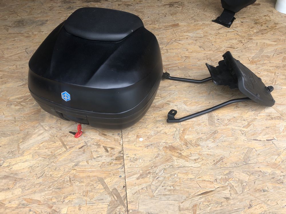 Piaggio MP3 300 YOURBAN / 300Hpe topcase original cu cheii+placa .