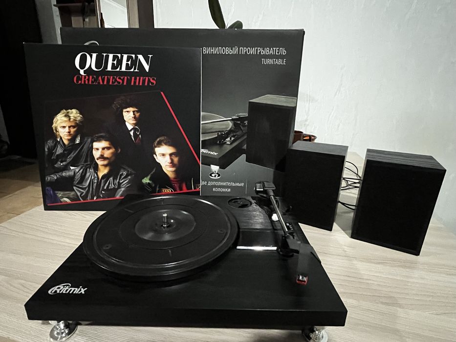 Виниловый проигрователь с пластинками.