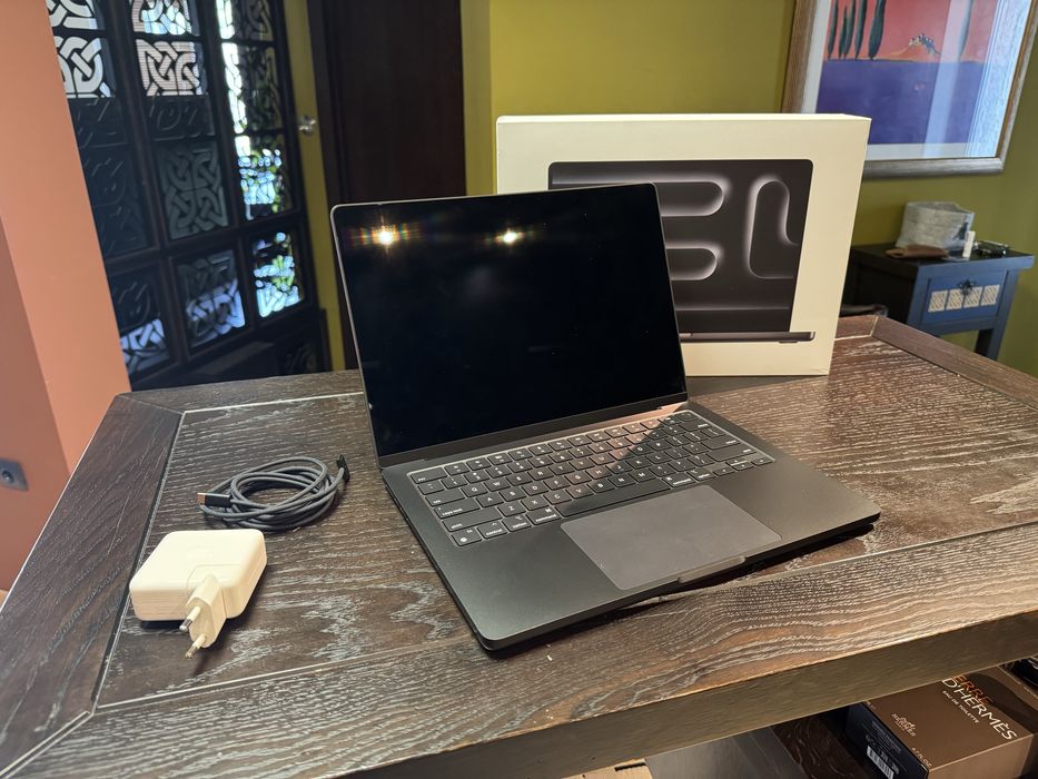 Apple MacBook Pro 14” (M4, 16GB/512GB, Space Black) - само 31 цикъла