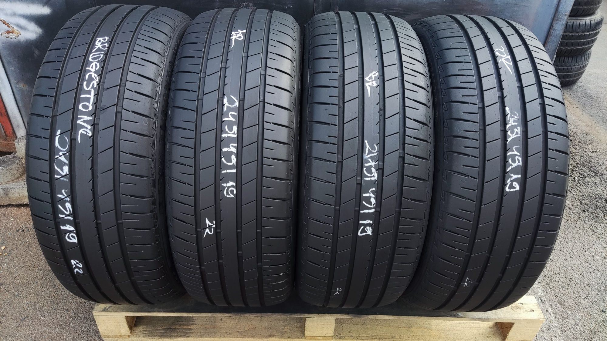 4бр. летни гуми 225/45/19 Bridgestone Turanza T005
dot22
7.4mm
Много д