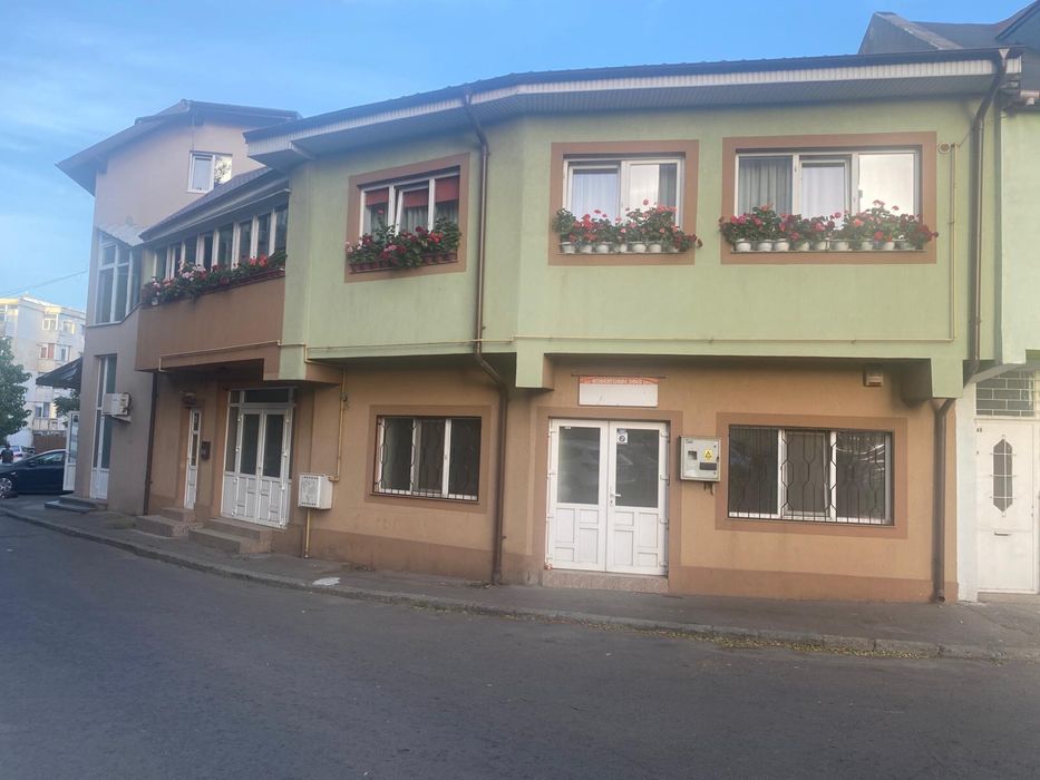 Vand locuinta plus spatiu comercial