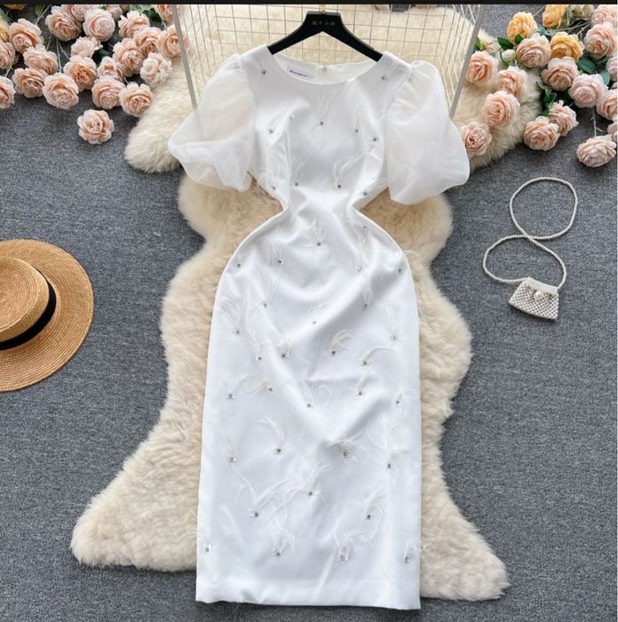 Продам Платье белый женский стильный