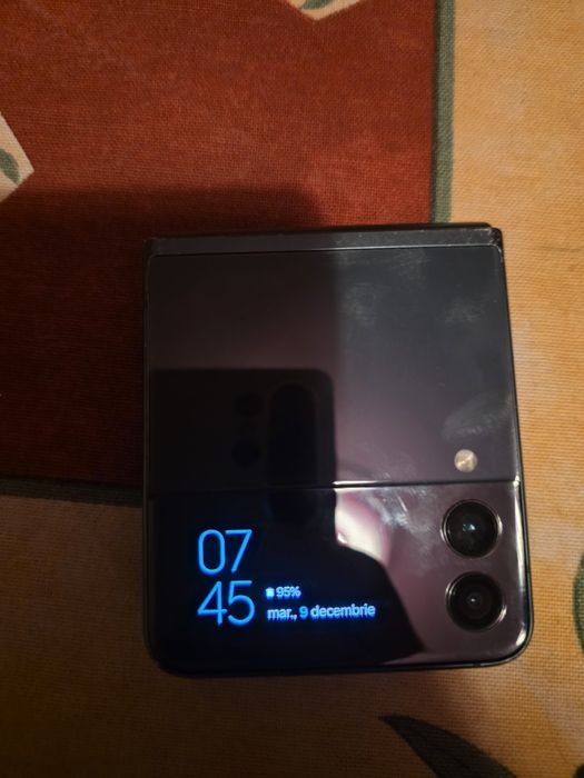 Vand z flip 3   ecran spart ( pentru piese sau resturare)