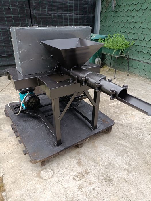 Malaxor și presă de brichetat rumeguș cu cărbune lignit