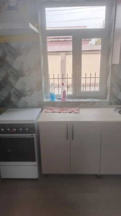 Срочно сдается дом 2 этажа,4 комнаты,3 сотки.Азербайджанский центр.