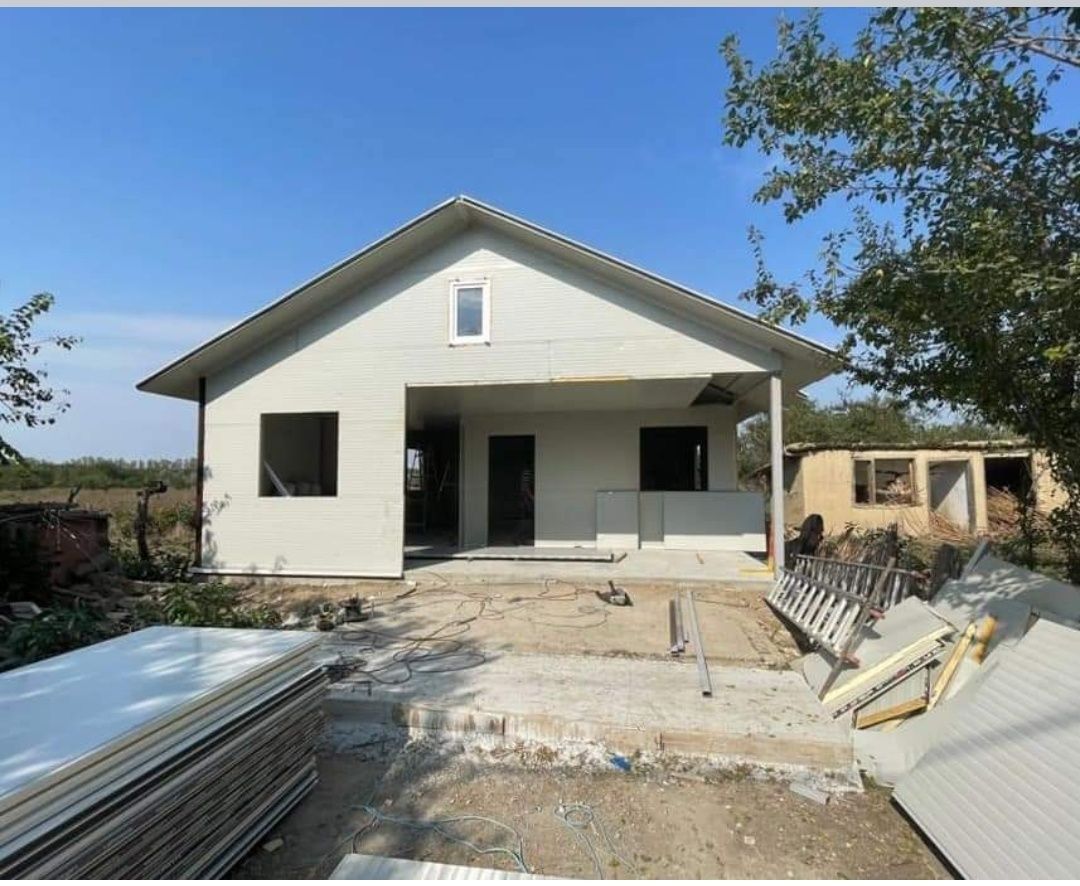 Construcți containere model casă pe structură metalică