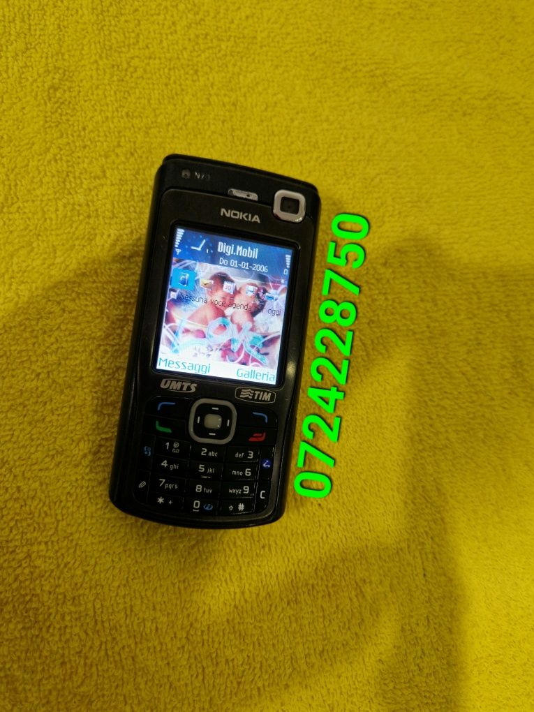 Telefon cu butoane cu display destul de generos