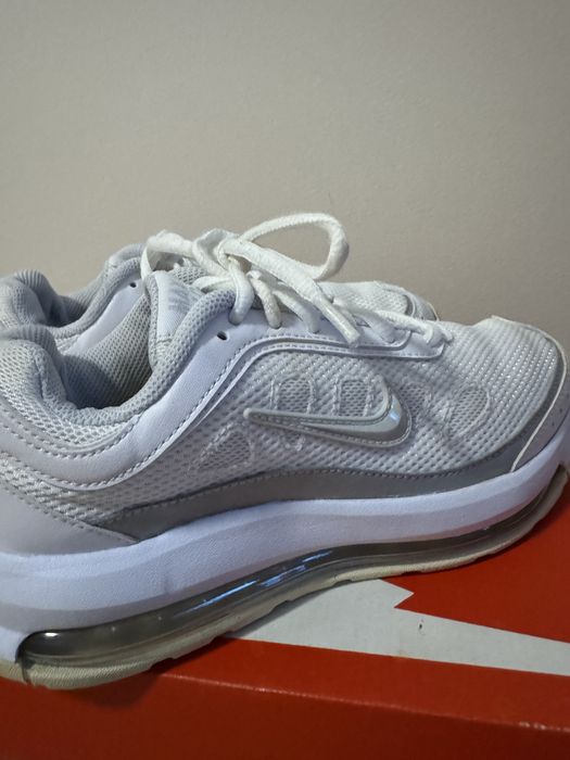 Бели маратонки Nike