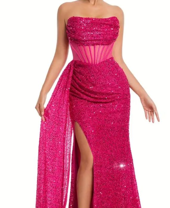 Розова рокля със цепка