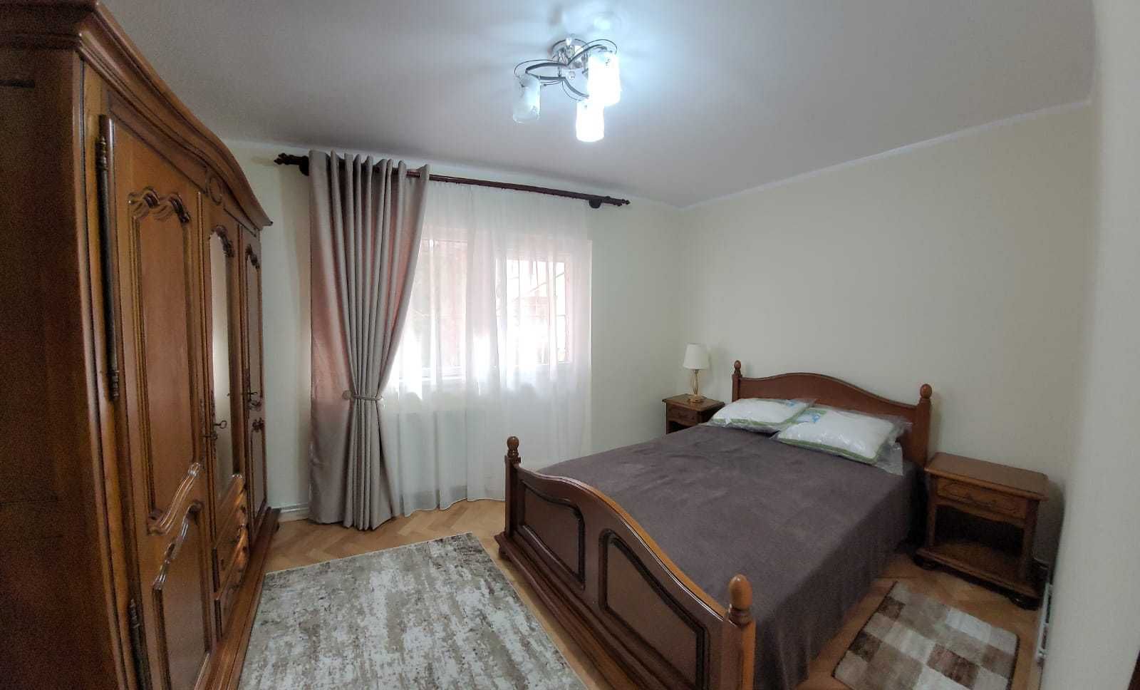 Închiriez 3 camere  400 euro