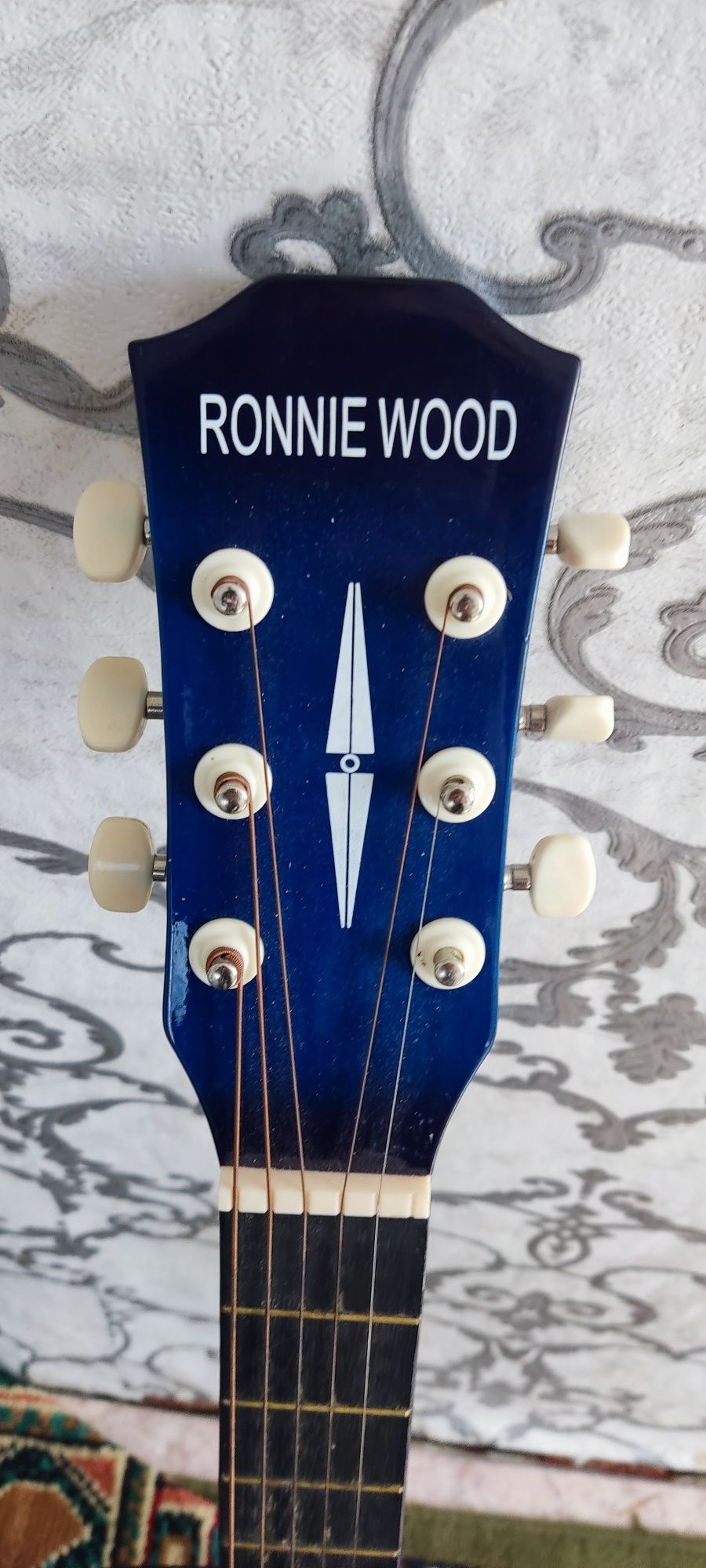 Продам гитару Ronnie wood. Возможен обмен на скоростной велосипед