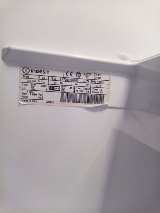 Хладилник с горен фризер.