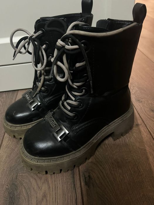 Отдам зимние сапожки даром за батончик сникерса. Для девочки, р-р 33.