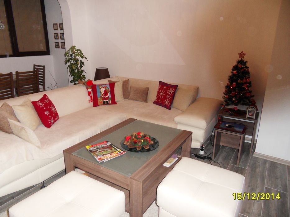 Холна маса със стъклен плот