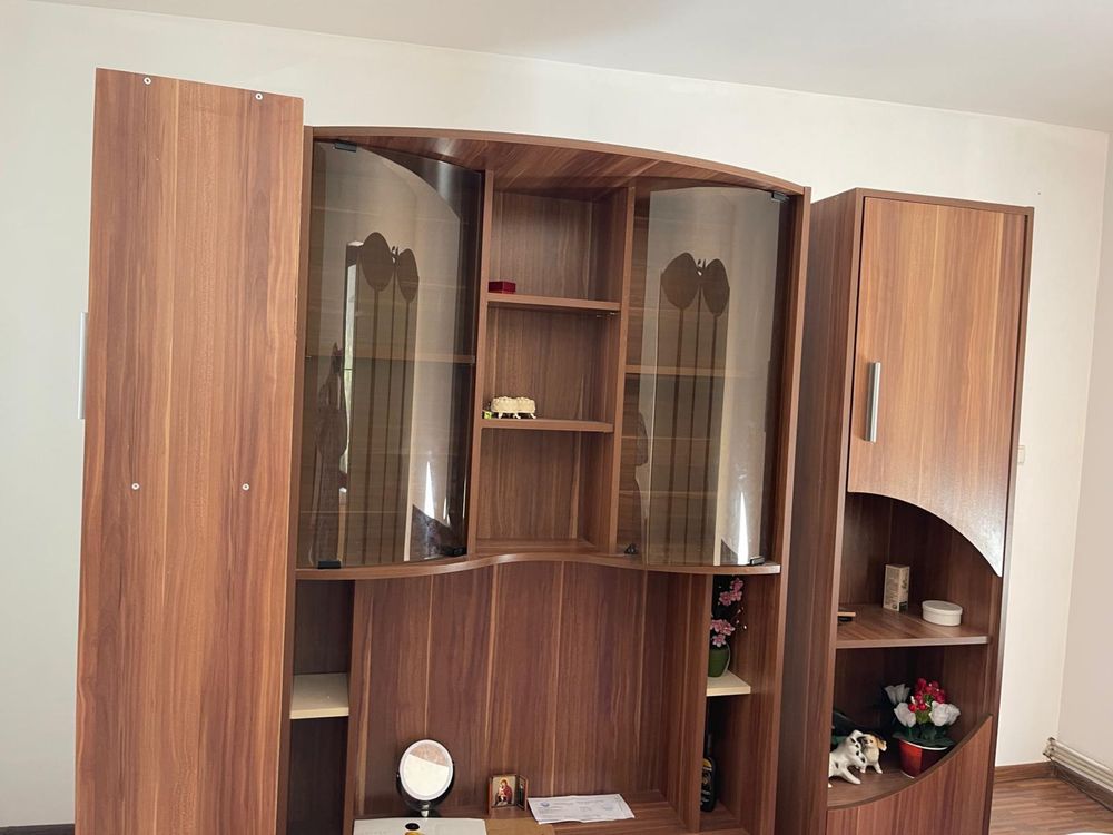 Dormitor,complet format din pat ,2 noptiere,2 dulapuri si o biblioteca